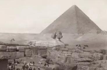 建造大金字塔花了多长时间？